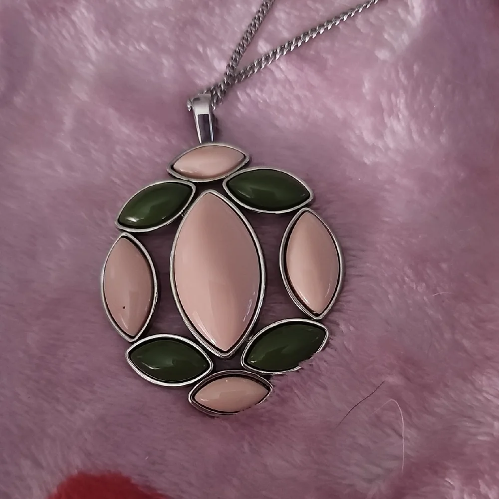 Chic Pink and Green Pendant Necklace - Picture 2 of 4